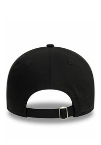 Zwarte honkbalpet met een gebogen rand, gemaakt van stof. Voorzien van een verstelbare band aan de achterkant met een metalen gesp.