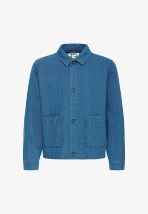 Niebieska kurtka dżinsowa z długimi rękawami, zapięciem na guziki, dwoma przednimi naszywanymi kieszeniami i kołnierzem rozłożystym.