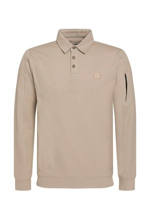 Beige polo shirt met lange mouwen, drie knopen, een logo op de borst en een zijrits zak. De stof is zacht en heeft een gestructureerde textuur. Klassieke kraag.