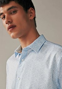 Next TEXTURED SHORT SLEEVE- REGULAR FIT - Krekls - white light blue floral