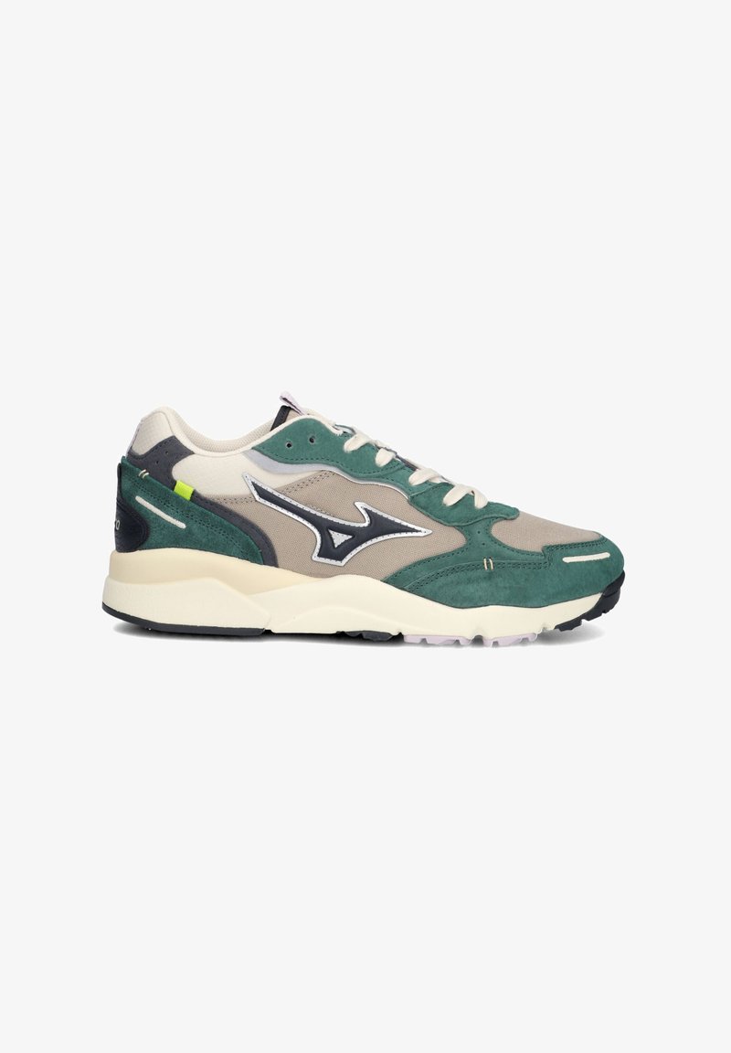 Sneakers met een bovenwerk van groen, grijs en beige suede en textiel, ronde neus, witte middenzool en zwarte buitenzool met een logoaccent.