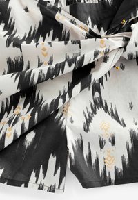 Next Short - black white
