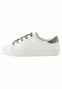 Białe skórzane sneakersy z okrągłymi sznurowadłami w czarno-białe wzory, perforowanym wzorem gwiazdy po bokach oraz metalicznym srebrnym akcentem na pięcie.