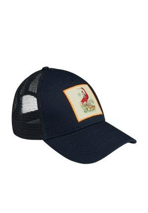 Casquette trucker noire en mesh avec une visière courbée et un patch carré montrant un flamant rose rouge debout dans l'eau avec une personne chevauchant son dos.