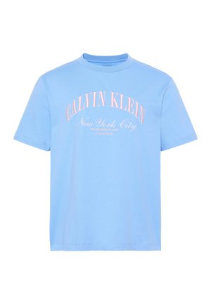 T-shirt bleu clair à manches courtes avec l'inscription « CALVIN KLEIN New York City Established in 1968 » imprimée en rose et blanc sur le devant.