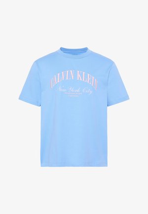 Svetlomodré tričko s krátkym rukávom s nápisom "CALVIN KLEIN New York City Established in 1968" vytlačeným ružovou a bielou farbou na prednej strane.