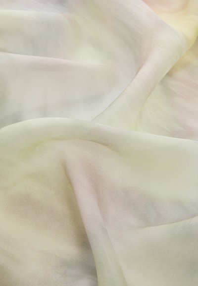 Mīksts, pusskaidrs audums ar maigiem krokām gaiši pasteļa krāsās – krēmīgā, gaiši rozā un pavisam vieglas dzeltenas.