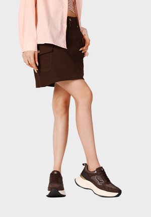 Queen Helena, X35-34 - Sneakers basse - marrone