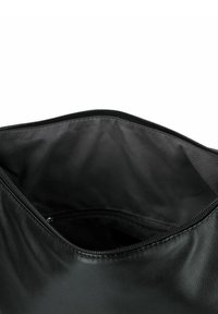 Sac en cuir noir avec une texture lisse, doté d'une ouverture zippée et d'un intérieur spacieux revêtu de tissu noir uni.