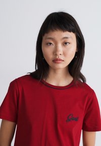 GANT SCRIPT - T-shirt med print - cherry red
