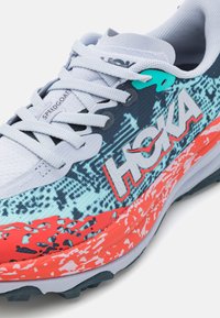 HOKA SPEEDGOAT 6 UNISEX - Terepfutó cipők - gull/stormy skies