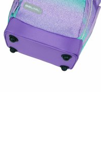 Lila und türkise Rucksack mit einem strukturierten Stoff, abgerundeten unteren Ecken und schwarzen Rädern, der ein silbernes Logo an der Seite trägt.