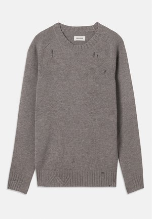 Pull en tricot gris avec un col rond, des poignets et un ourlet côtelés, présentant de subtils détails usés le long des épaules et du bas.