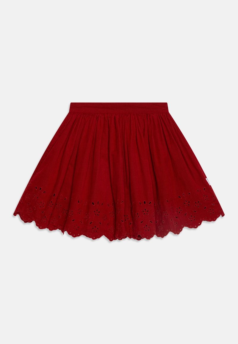Jupe plissée rouge avec ourlet festonné et broderie ajourée florale le long du bord inférieur sur fond blanc.