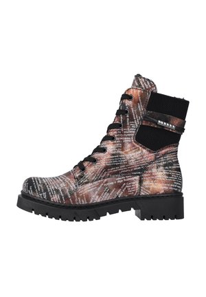 Bottines avec une semelle en caoutchouc noir, un dessus à motifs textuels marron et noir, et une cheville en tricot texturé. Elles sont dotées de lacets noirs et d'accents métalliques.
