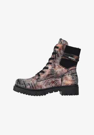 Stiefel mit schwarzer Gummisohle, braunem und schwarzem Textmuster-Oberteil und strukturiertem Strickschaft. Besitzt schwarze Schnürsenkel und metallische Akzente.