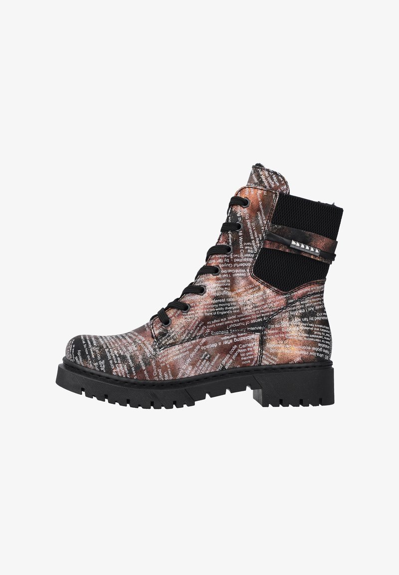 Stiefel mit schwarzer Gummisohle, braunem und schwarzem Textmuster-Oberteil und strukturiertem Strickschaft. Besitzt schwarze Schnürsenkel und metallische Akzente.