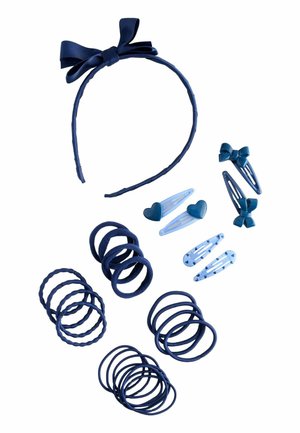Set mit marineblauen Haaraccessoires, darunter ein Haarband mit Schleife, Haargummis und Haarklammern mit Herz-, Schleifen- und Polka-Dot-Designs.
