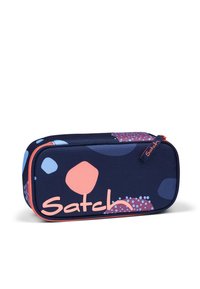 Dunkelblaues Federmäppchen mit pinken und hellblauen abstrakten Formen, strukturierter Stoff und orangem Reißverschluss; verfügt über das 'Satch'-Logo an der Seite.