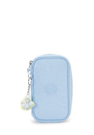 Trousse rectangulaire bleu clair avec fermeture éclair, ornée du logo Kipling et d'un porte-clés singe pelucheux attaché en jaune pastel et bleu.