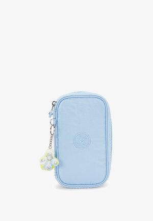 Lyseblå rektangulær lynlåspung med Kipling-logo og vedhæftet fluffy abe-nøglering i pastelgul og blå.