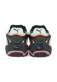 Para czarnych sneakersów Puma CELL w kolorze miętowym i koralowym, pokazanych od tyłu, z siateczkowej tkaniny i gumowych podeszw, z logo Puma.