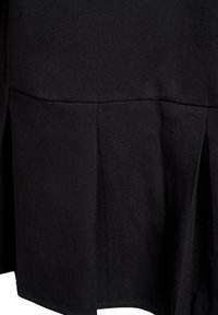 Černá látková sukně s prošívaným horizontálním švem a plisováním, která vykazuje hladkou texturu a čisté okraje.