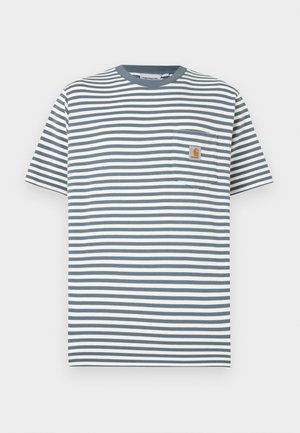 T-shirt à rayures bleu et blanc avec col rond, manches courtes et une poche poitrine ornée d'une étiquette logo. Fabriqué en coton.