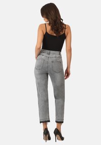 Apart MIT KRISTALLSTEINEN - Jeans slim fit - grau