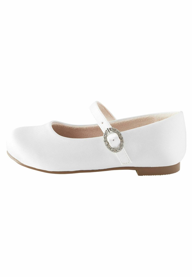 Ballerines blanches avec un bout arrondi, en tissu doux, une sangle élastique et un détail décoratif en boucle argentée. Semelle texturée pour une bonne adhérence.