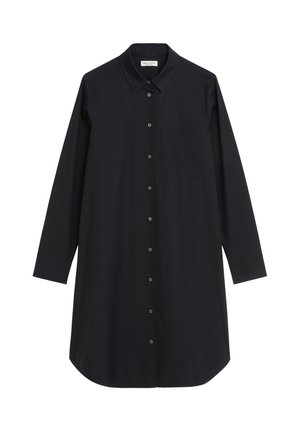 Abito camicia nero a maniche lunghe, con colletto e taschino sul petto, esposto su uno sfondo bianco.