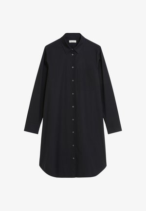 Zwart overhemdjurk met lange mouwen, knopen en kraag, met een enkele borstzak, tentoongesteld op een witte achtergrond.