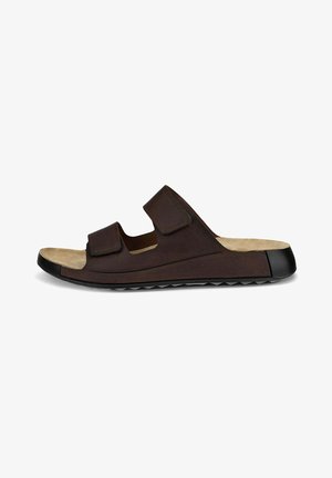 Mørkebrun slid sandal med to justerbare Velcro-remme, en polstret fodseng og en sort tekstureret sål for greb og komfort.