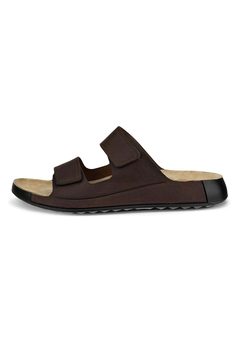 Tongs en cuirfoncé avec deux sangles réglables en Velcro, une semelle intérieure rembourrée et une semelle noire texturée pour une adhérence et un confort optimal.