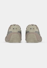 Ανοιχτό καφέ σουέτ αθλητικά παπούτσια με γκρίζες λεπτομέρειες, στρογγυλεμένο σχήμα, στιβαρή καουτσούκ σόλα και διακριτικό λογότυπο στη φτέρνα και την πλευρά.