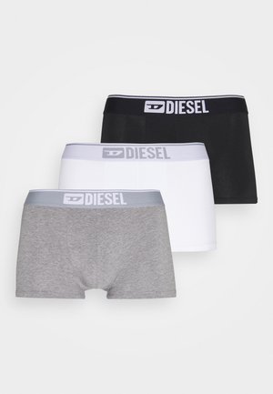 Trois paires de boxer pour hommes en noir, blanc et gris. Chacune possède une taille douce avec le logo "DIESEL" en couleur contrastante.