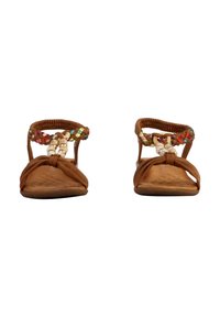 Sandales plates beiges avec des brides tressées ornées de perles colorées et de perles nacrées. Semelle intérieure douce et texturée et design ouvert sur les orteils.