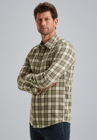 Langarm flanellen overhemd in een olijf- en roomkleurig ruitpatroon. Met een button-down kraag en een relaxte pasvorm. Gemaakt van textuurstof.