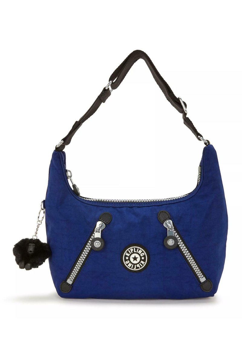 Borsa a secchiello in nylon blu con design curvo, zip argentate, rifiniture nere e ciondolo a forma di scimmia pelosa attaccato. Include una tracolla regolabile.