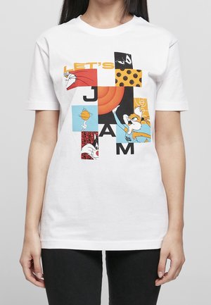 Biała bawełniana koszulka z kolorowym nadrukiem przedstawiającym postacie z kreskówek oraz napisem "LET'S JAM." Kwadratowe wzory w różnych kolorach.