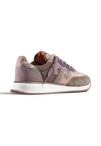 Vista laterale di una sneaker mauve e beige con pannelli in suede e tessuto, lacci viola, cuciture decorative e suola bianca.