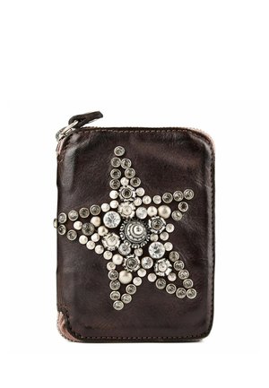 Kleine dunkelbraune Lederbrieftasche mit Reißverschluss und einem sternförmigen Design aus verschiedenen silberfarbenen und klaren dekorativen Nieten.