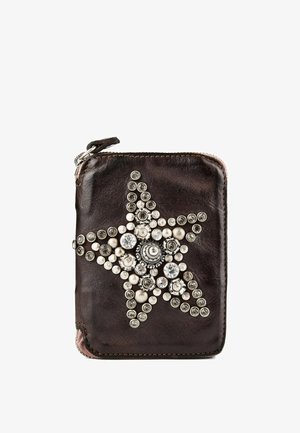 Kleine dunkelbraune Lederbrieftasche mit Reißverschluss und einem sternförmigen Design aus verschiedenen silberfarbenen und klaren dekorativen Nieten.