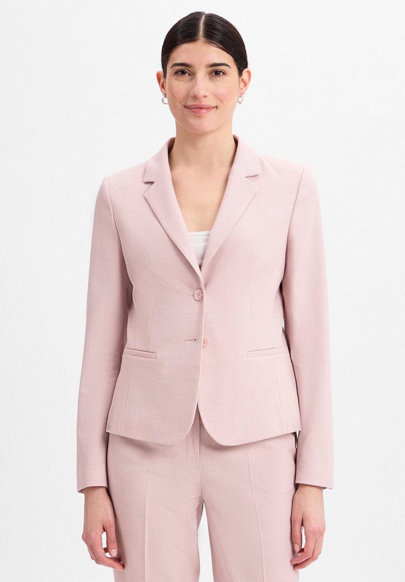 Lichtroze blazer van een gestructureerde stof, met een enkelgeknoopte ontwerp, ingesneden kraag en twee voorkruimels, met twee knoopsluitingen.