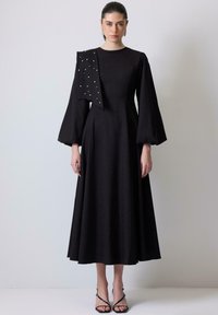 Touché Privé - STONE EMBROIDERED BALLOON SLEEVED - Denné šaty - black Miniatúrny obrázok 1