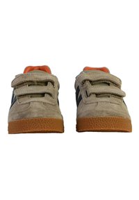 Sneakers in suede beige con dettagli in blu navy, dotati di una suola in gomma texturizzata e fodera interna arancione.