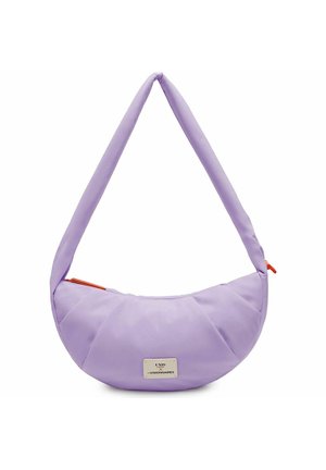 Bolso de hombro en forma de media luna color lavanda con correa acolchada, cremallera naranja y etiqueta blanca rectangular en la parte delantera.