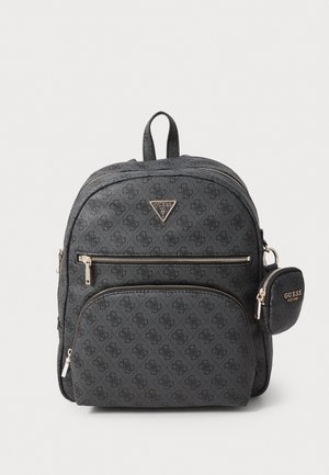 Mørkegrå Guess rygsæk med monogrammønster, frontlommer med lynlås og en lille fastgjort pouch med guld lynlåse og brandlogoer.