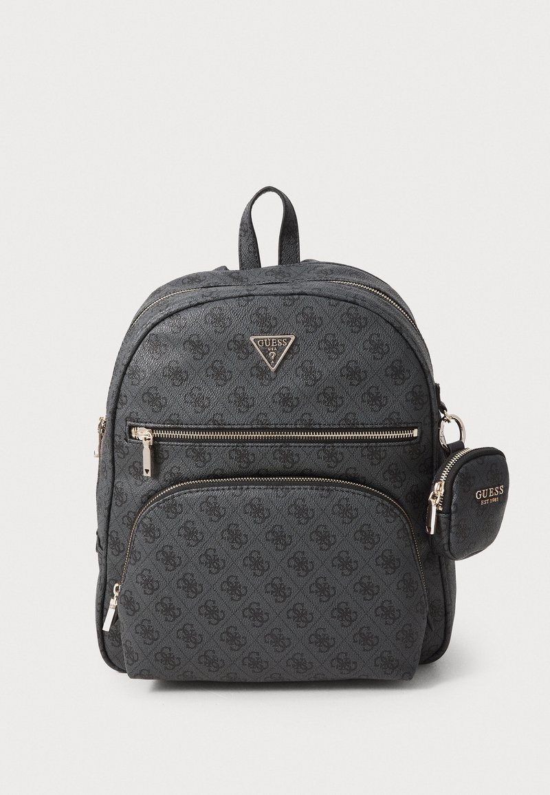 Sac à dos Guess gris foncé avec motif monogramme, poches avant zippées et petite pochette attachée avec fermetures éclair dorées et logos de la marque.