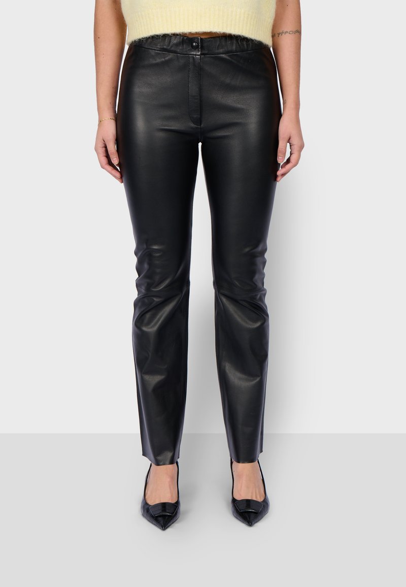 Zwarte leren broek met een slim fit, voorzien van een hoge tailleband, voorrits en een lichte glans op het gladde oppervlak.
